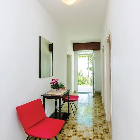 Beautiful Apartment In Brsecine With Kitchen Brsecine